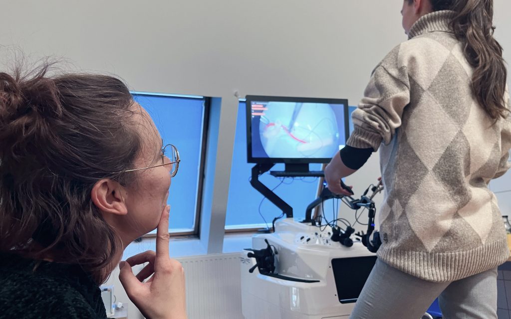 <strong>Virtual reality vs silicone inserts in laparoscopic training</strong>