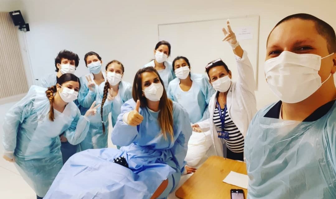 <strong>What does an actress do in a healthcare context?</strong>